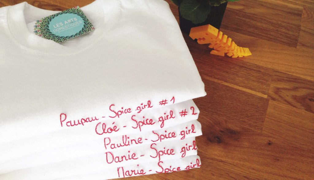 Tee-shirt brodés Les arts domestiques