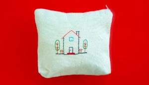 Atelier broderie sur pochette @ Boutique Little Nuage
